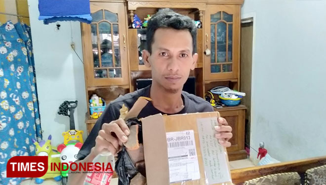 M. Yusuf Effendy menunjukkan paket isi pecahan genting dan botol air yang diterimanya dari penipu jual beli online, Rabu (16/9/2020). (Foto: Dody Bayu Prasetyo/TIMES Indonesia)