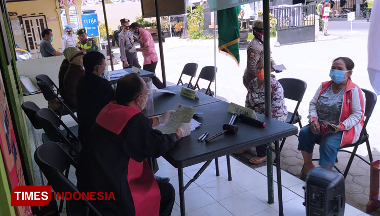 Petugas gabungan TNI, Polri, Satpol PP, BPBD dan Satgas Covid-19 Kabupaten Blitar menggelar operasi yustisi di Kecamatan Kademangan, Rabu (16/9/2020). (Foto: Sholeh/TIMES Indonesia)