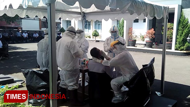 Petugas medis melakukan swab tes terhadap ratusan pegawai Pemkab Majalengka. Foto: Jaja Sumarja/TIMES Indonesia