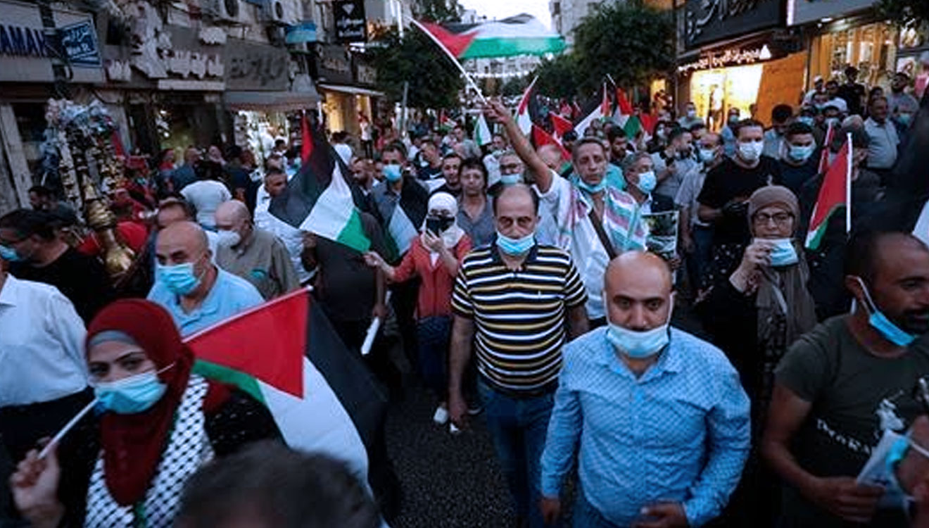 Ratusan rakyat Palestina berunjukrasa memprotes penandatanganan normalisasi UEA-Bahrain dengan Israel.(FOTO: Al Jazeera/EPA)