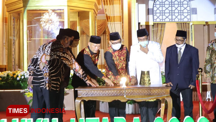 Sekprov Malut, Bupati dan Wakil Bupati Halteng serta pejabat lainnya menekan tombol sirine sebagai tanda dimulainya MTQ Tingkat Provinsi Malut 2020.(Foto: Wahyudi Yahya/TIMES Indonesia)