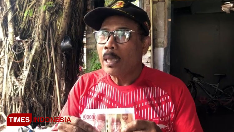 Via Ketua RT, Bos Swalayan Vionata Genteng Banyuwangi Beri Uang ke Warga Sekitar