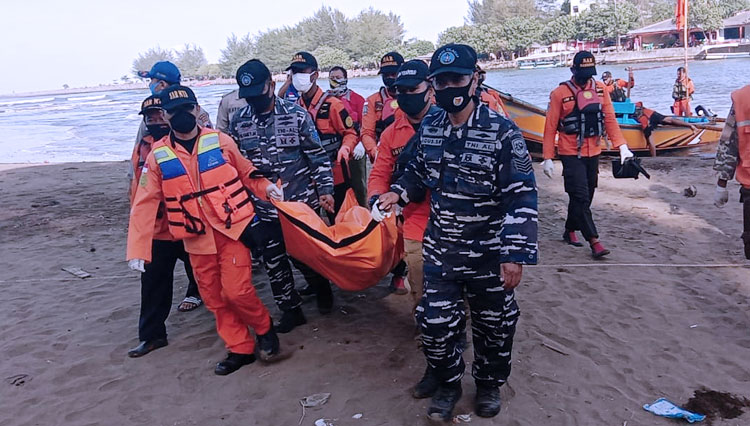 Tim SAR gabungan berhasil temukan korban tenggelam di Pantai Logending Kecamatan Ayah Kabupaten Kebumen. (Foto: dok Basarnas Cilacap for TIMES Indonesia)