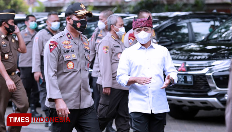 Wakapolda Jawa Timur, Brigjen Polisi Slamet Hadi Supraptoyo didampingi Bupati Banyuwangi Abdullah Azwar Anas (Foto: Rizki Alfian/TIMES Indonesia)