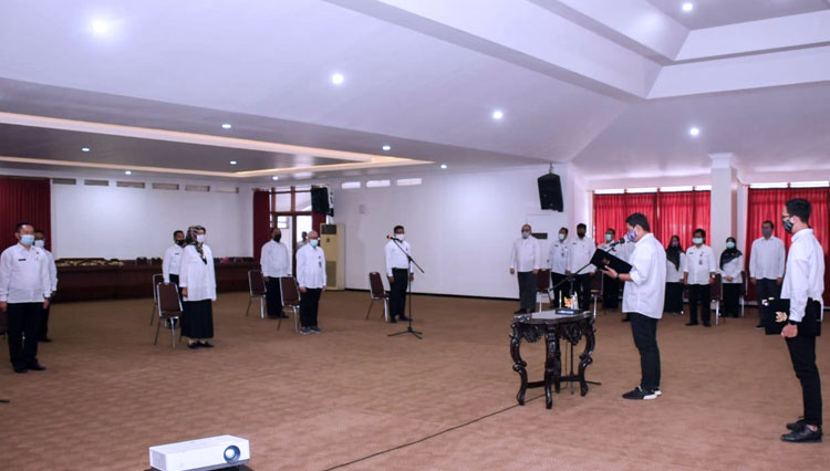 Walikota Kediri saat memimpin sumpah kepada 9 orang pejabat Pemkot Kediri yang dilantik. (Foto: Protokol dan Komunikasi Pimpinan Sekretariat Daerah Kota Kediri)