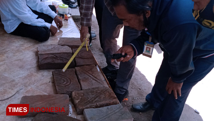 Bata kuno yang diduga bagian dari Kerajaan Majapahit. Ditemukan salah seorang warga di Desa Alas Sumur Kecamatan Pujer Bondowoso. Tampak dari tim BPCB Jatim melakukan kajian (FOTO: Moh Bahri/TIMES Indonesia)