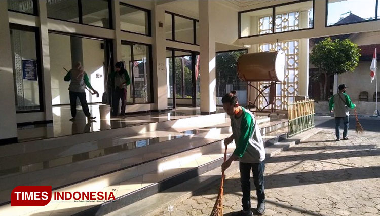 Mahasiswa KKN Kelompok 31 Unisma Malang gotong royong bersih-bersih masjid di Desa Glanggang. (FOTO: AJP TIMES Indonesia)