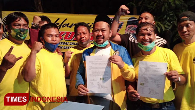 Bakal calon bupati Fandi Akhmad Yani (Gus Yani), bersama anggota fighter 99 usai menandatangani komitmen bersama (Foto: Akmal/TIMES Indonesia).