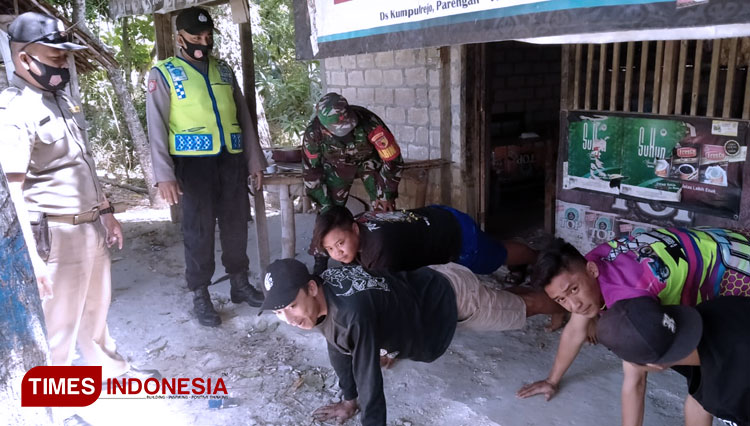 Operasi yustisi serentak penerapan protokol kesehatan diplosok - plosok pedesaan wilayah Kabupaten Tuban (16/09/2020) (foto: Ahmad Istihar/TIMES Indonesia)