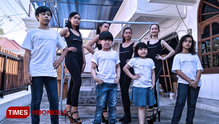 Peragaan busana oleh murid Ardi Management Modeling School, Kamis (17/9/2020). (Foto: Khusnul Hasana/TIMES Indonesia)