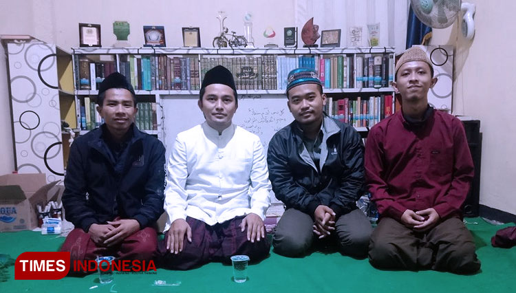 Sambung Rasa BEM Unisma Malang bersama Ach Dhofir Zuhry (memakai baju putih) di Pesantren Luhur Baitul Hikmah, Kepanjen. (FOTO: AJP TIMES Indonesia)