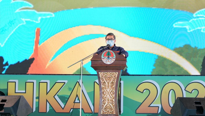 Wakil Menteri Lingkungan Hidup dan Kehutanan (LHK) Alue Dohong dalam perayaan HKAN 2020 di Taman Nasional Kutai, Bontang, Kalimantan Timur, Rabu (16/9). (Foto: menlhk.go.id) 