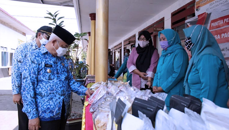 Bupati Malang HM Sanusi saat meninjau UMKM hasil binaan Kopwan di Pagak. (FOTO: Humas Pemkab Malang)