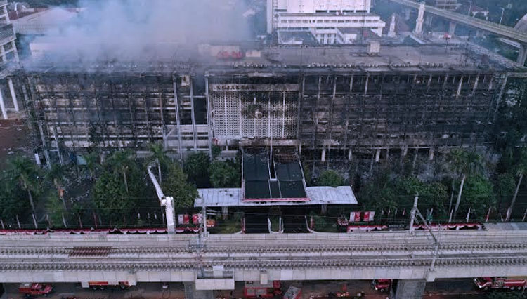 Gedung Kejaksaan Agung, Jalan Sultan Hasanuddin, Jakarta Selatan usai terbakar pada Sabtu (22/8) lalu sekitar pukul 18.15 WIB. (Foto: Antara News) 