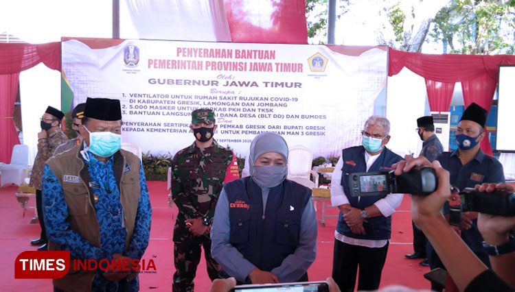 Gubernur Khofifah Indar Parawansa saat memberikan keterangan pers usai memberikan bantuan kepada rumah sakit di Gresik, Lamongan dan Bojonegoro (Foto: Akmal/TIMES Indonesia).
