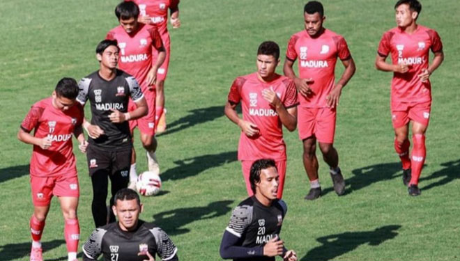 Para pemain Madura United FC saat menjalani latihan di lapangan (Foto: Instagram Madura United)