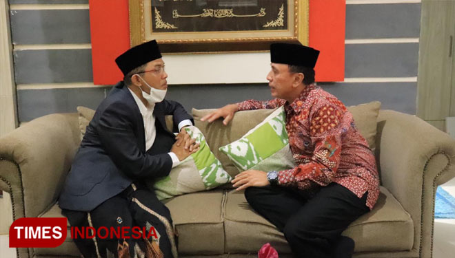 Anggota DPR RI, Maman Imanulhaq (kiri) bersama Ketua Umum PSSI, Komjen pol (Purn) Mochamad Iriawan (kanan). Foto: dok Maman Imanulhaq for TIMES Indonesia