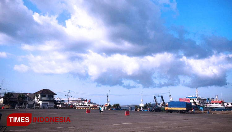 Suasana penyeberangan di pelabuhan Banyuwangi. (FOTO: Agung Sedana/ TIMES Indonesia)