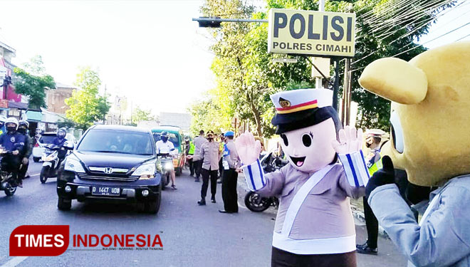Polres Cimahi menerjunkan badut berkostum aparat polisi saat operasi yustisi penegakan disiplin masker, di depan Mapolres Cimahi, Kamis (17/9/20). (FOTO: Saifal/ TIMES Indonesia)