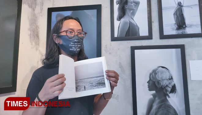 Prima Yurie menunjukkan buku karya fotografinya dalam pameran bertajuk Perempuan persembahan Celtic Creative di Visma Art Gallery, Surabaya, Rabu (16/9/2020).(Foto: Lely Yuana/TIMES Indonesia) 