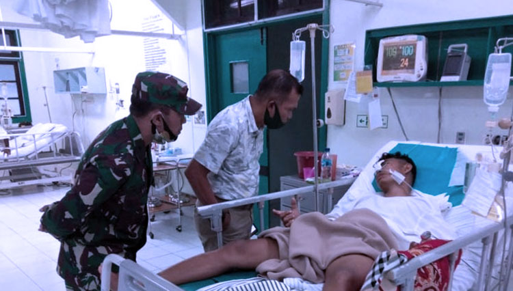 Personel TNI dari Kogabwilhan III saat menjenguk korban dari warga sipil di Rumah Sakit Mitra Masyarakat (RSMM) Kuala Kencana dan RSUD Kabupaten Mimika, Papua. (FOTO: Tni.mil.id)