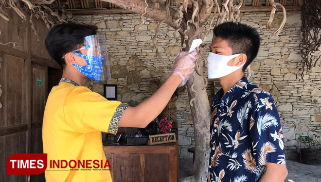 Karyawan selalu melakukan pemeriksaan suhu tubuh tamu, saat memasuki Resort (FOTO: Rajaklana Resort Yogyakarta for TIMES Indonesia) 
