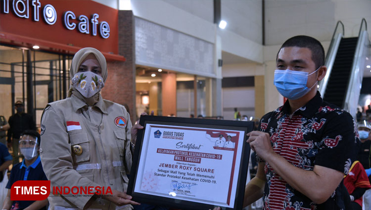 Bupati Jember menyerahkan sertifikat penghargaan kepada Manajemen Roxy Square Jember Luis Santana. (FOTO: Kominfo Pemkab Jember for TIMES Indonesia)
