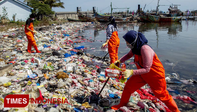 Aktivis lingkungan dari Ecoton, Rumah Kreatif Mencorek dan Cakrawala Surya, saat melakukan brand audit timbulan sampah di wilayah Pantura Lamongan, Kamis (17/9/2020). (FOTO: Ecoton for TIMES Indonesia)