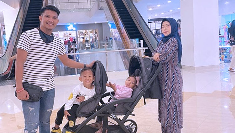 Gelandang Persija Jakarta, Sandi Sute saat menghabiskan waktu bersama keluarga (Family Time) (Foto: Instagram/Sandi Sute)