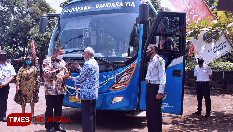 Pecah kendi oleh Bupati Bantul Suharsono menandai launching layanan bus menuju Bandara YIA. (FOTO: Totok Hidayat/TIMES Indonesia)