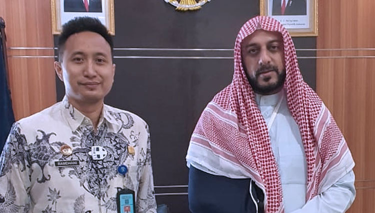Syekh Ali Jaber saat berkunjung ke Kantor Imigrasi Malang. (Foto: Humas Imigrasi Malang for TIMES Indonesia)