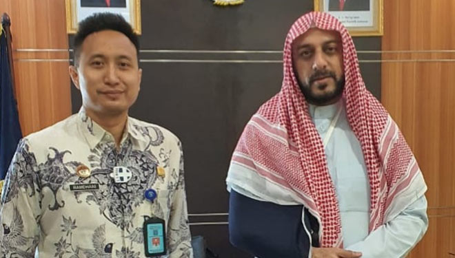 Syekh Ali Jaber bersama Kepala Kantor Imigrasi Malang Ramdhani. (Foto: Humas Imigrasi Malang for TIMES Indonesia)