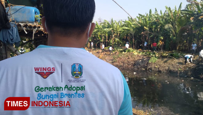 PT Wings Group saat melakukan bersih sungai di Kali Tengah, Driyorejo, Gresik, Kamis (17/9/202020). (Khusnul Hasana/TIMES Indonesia)