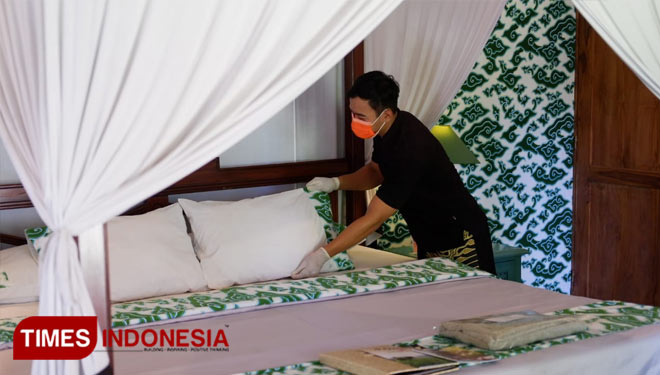 Karyawan ketika sterilisasi kamar tamu. setelah check out, kamar disemprot desinfektan dan didiamkan selama satu hari (FOTO: d'Omah Hotel Yogya for TIMES Indonesia) 
