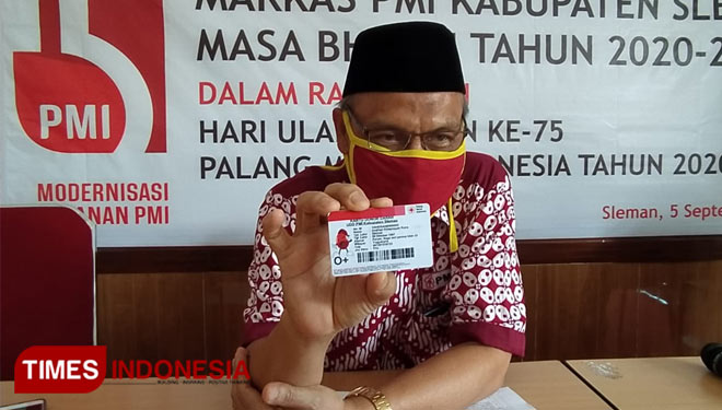 Ketua PMI Sleman, Sunartono menunjukan contoh kartu donor. (Foto: Pramesti Mutiara/TIMES Indonesia)