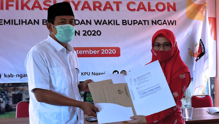 Penyerahan berkas hasil tes kesehatan oleh KPU Ngawi kepada Dwi Riyanto Djatmiko. (Foto: KPU Ngawi for TIMES Indonesia) 