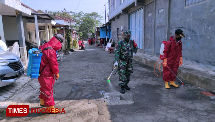 Penyemprotan disinfektan dilakukan oleh tim gugus tugas covid, sebagai upaya memutus mata rantai penyebaran covid-19. (Foto: pendim Cilacap for TIMES Indonesia)