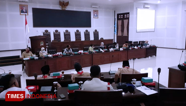 Komandan dan Provos Menwa Unisma Malang menghadiri rapat Rancangan Peraturan Daerah Kota Malang Tentang Kepemudaan. (FOTO: AJP TIMES Indonesia)