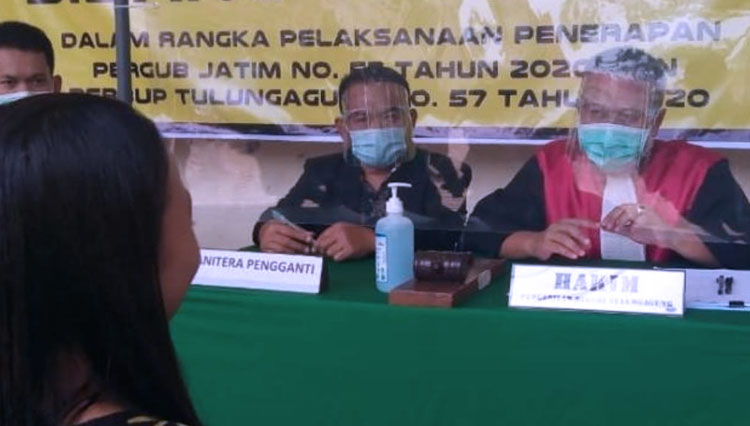 Salah seorang pelanggar prokes yang tidak memakai masker saat berkendara di sidang di tempat di parkiran Kantor DPRD Tulungagung'. (Foto: Dokumen DPRD Kabupaten Tulungagung)
