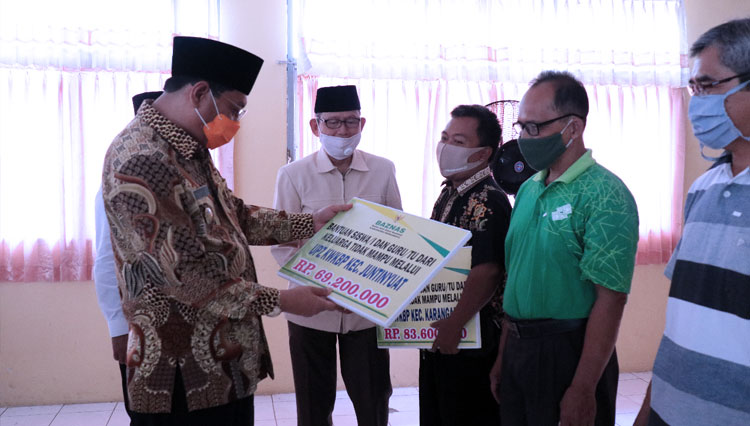 Plt Bupati Indramayu Taufik Hidayat menyerahkan bantuan Baznas. (FOTO: Humas Pemkab Indramayu)