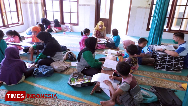 Kegiatan belajar bersama anak-anak dusun Srebet desa Pesanggrahan. (FOTO: AJP TIMES Indonesia)