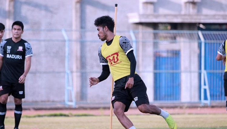 Alfin Tuasalamony saat mengikuti kegiatan latihan bersama Madura United FC di Madura (foto: Instagram/Alfin Tuasalamony)