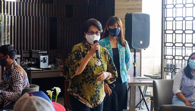 The Cluster GM Grand Ambarrukmo Hotel Yogyakarta, Aris Retnowati and Cluster Marketing Communications, Aprillian Laili briefly explained about the new safety protocol that has been applied by the hotel. (PHOTO: Grand Ambarrukmo)