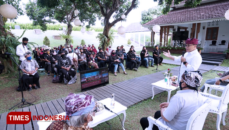 Bupati Banyuwangi Abdullah Azwar Anas memberikan pengarahan kepada para pelaku seni di Pendopo Sabha Swagata Blambangan (Foto : Rizki Alfian/ TIMESIndonesia)