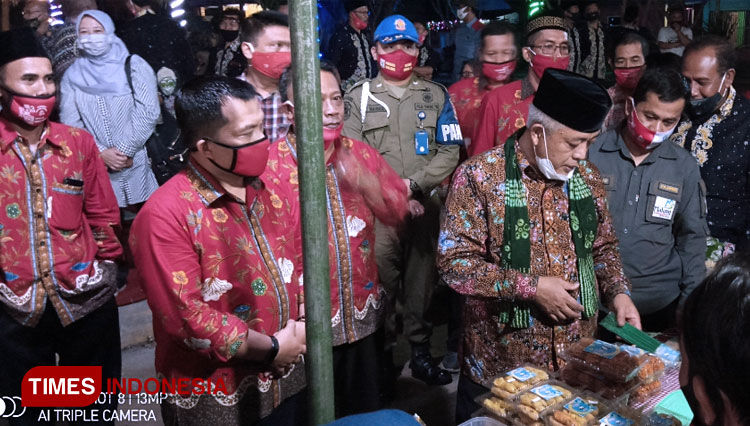 Bupati Malang HM Sanusi saat meninjau usaha desa saat Festival BUMDesa. (FOTO: Binar Gumilang/ TIMES Indonesia)