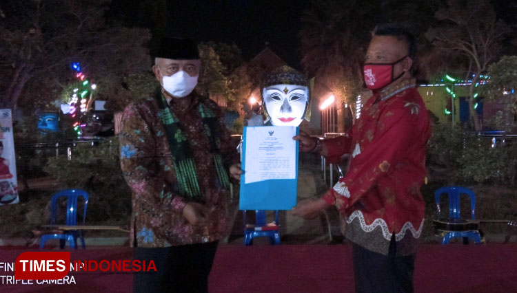 Bupati Malang HM Sanusi saat menyerahkan SK Forkom BUMDesa. (FOTO: Binar Gumilang/ TIMES Indonesia)