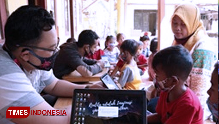 Relawan Imaji Sociopreneur tengah memberikan pelatihan minat dan bakat kepada anak-anak petani tembakau di Jember. (FOTO: Imaji Sociopreneur for TIMES Indonesia)
