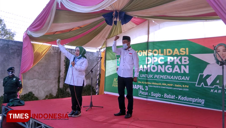 Pasangan Karsa (Kartika Hidayati-Sa’im) saat menyapa kader dan simpatisan Partai Kebangkitan Bangsa (PKB) Lamongan di Dapil 3 dan Dapil 5 Kabupaten Lamongan, Sabtu (19/09/2020), (FOTO: Moch. Nuril Huda/TIMES Indonesia). 