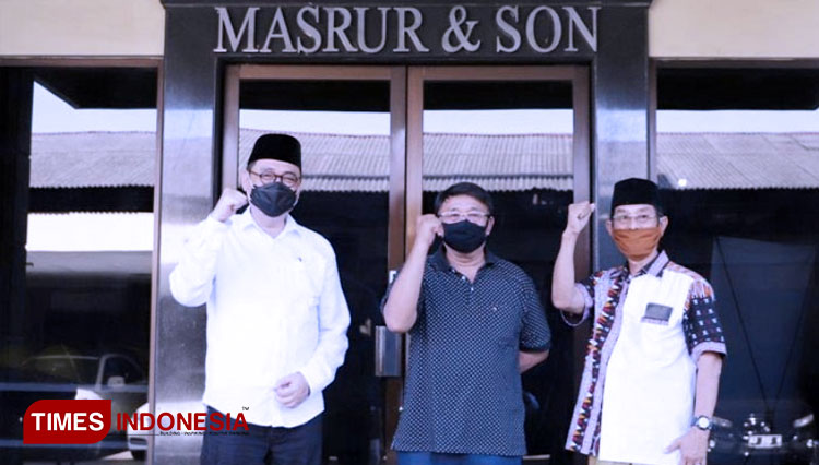 (kiri-kanan) Kelana Aprilianto, Haji Masnuh, dan KH Achmad Rofi'i selaku Wakil Ketua Tim Pemenangan Kelana-Dwi Astuti, Sabtu (19/9/2020). (FOTO: Lely Yuana/TIMES Indonesia) 