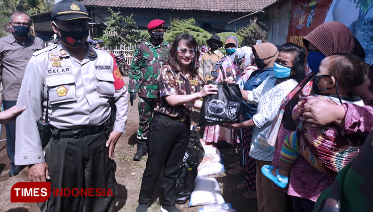 Kemensos RI, Kopassus bersama GM FKPPI saat menyalurkan bansos berupa 1000 sembako dan 500 bibit buah untuk warga desa Tulungrejo Kecamatan Bumiaji, Kota Batu, Sabtu (19/9/2020). (FOTO: GM FKPPI for TIMES Indonesia)